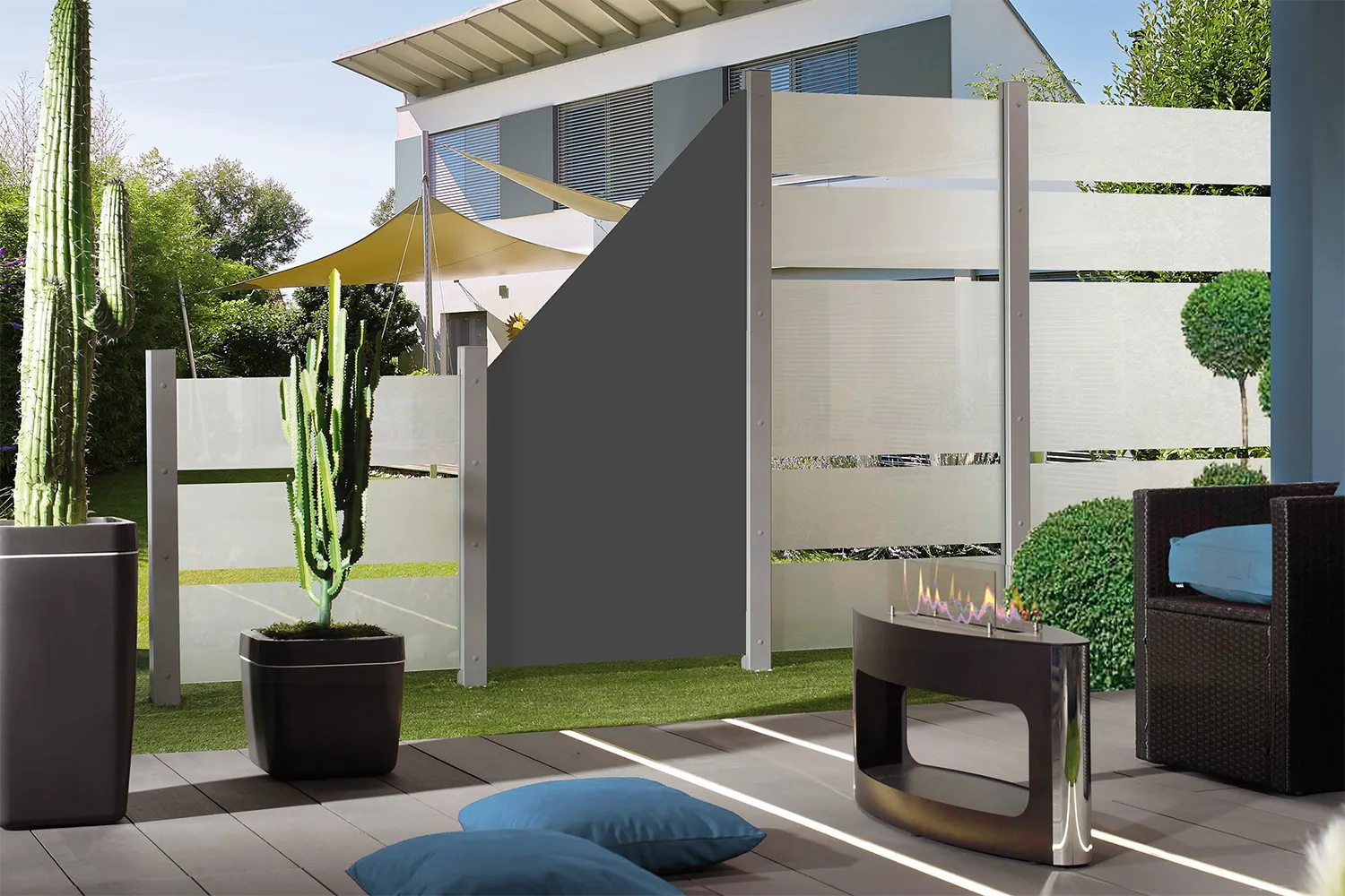 Glasplaten voor tuinafscheiding.